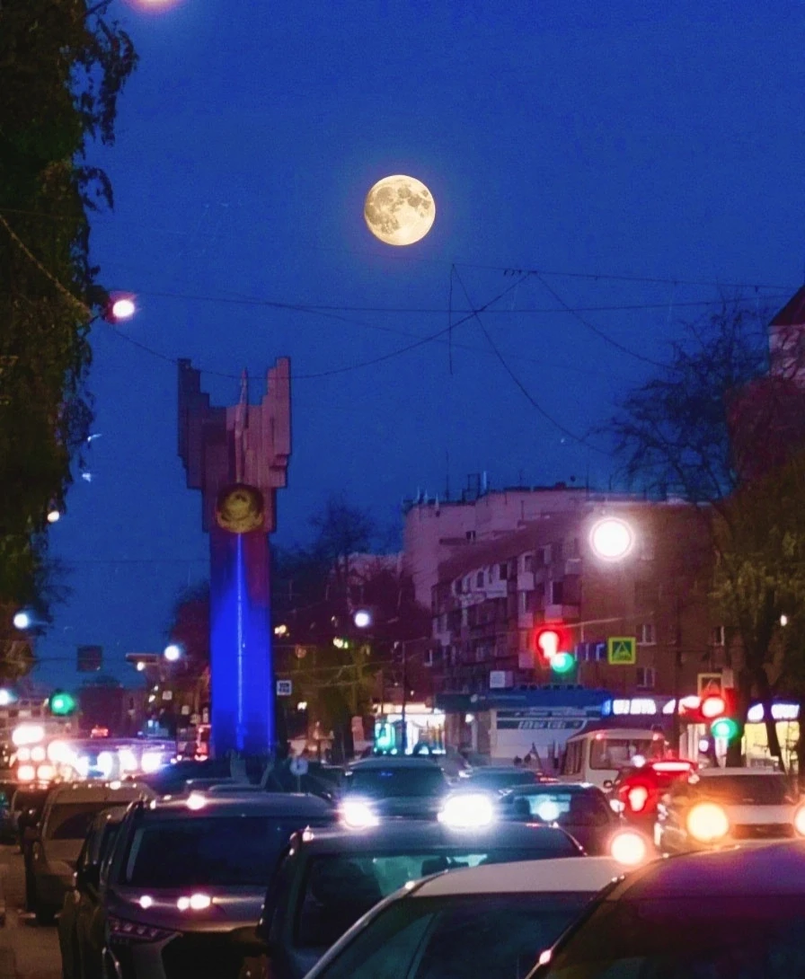 Луна над "кольцом"