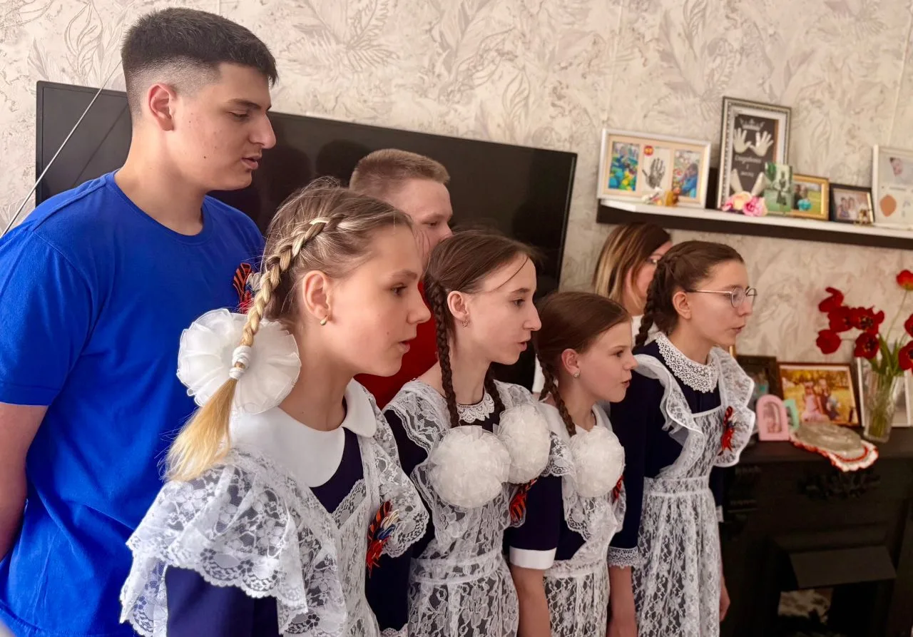 🎉Сегодня активисты «Движения Первых» и учащиеся нашей школы с особой теплотой поздравили ветерана — 