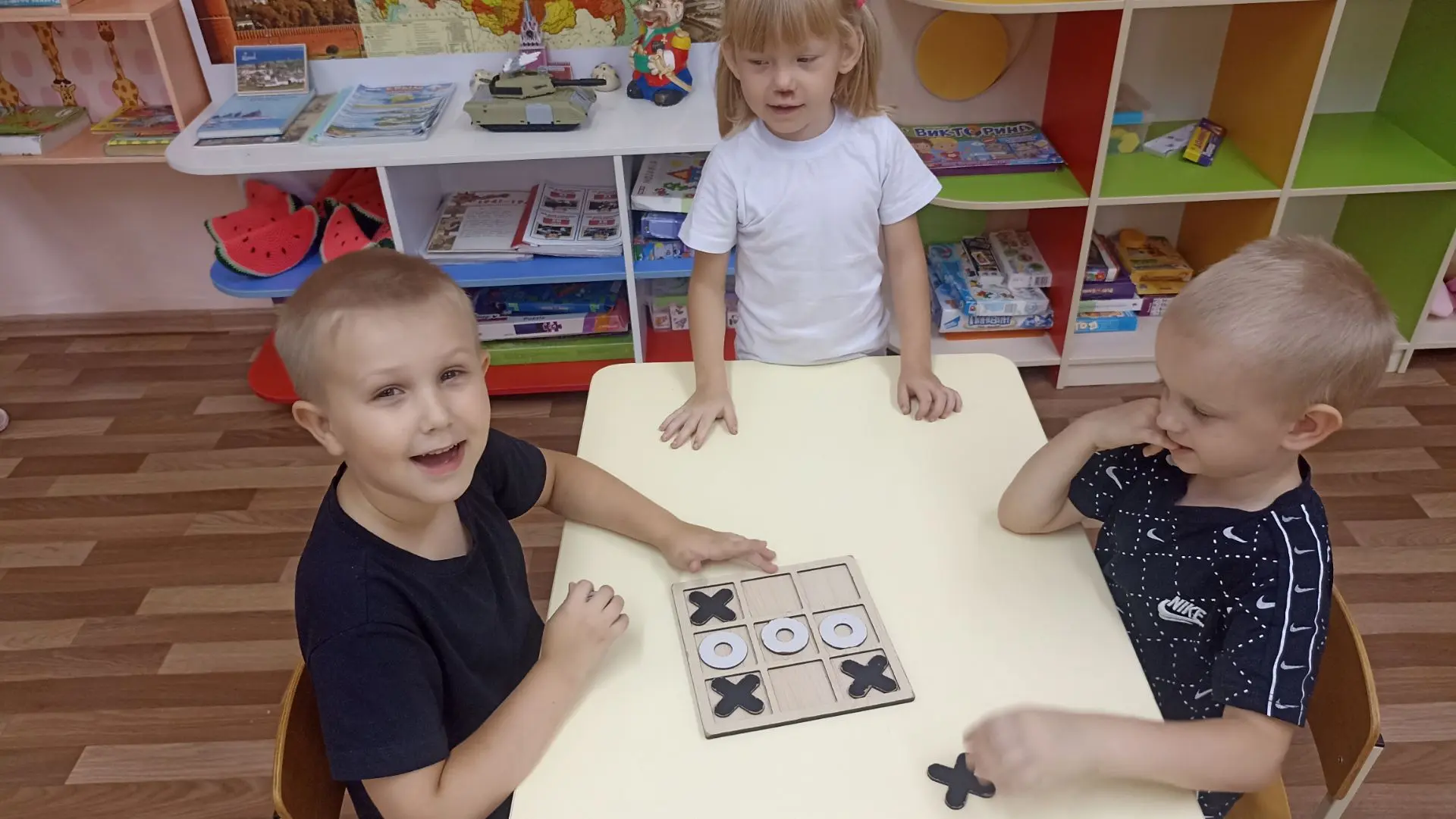 Игра «Крестики-нолики» в дождливую погоду в детском саду — отличный способ занять детей...
