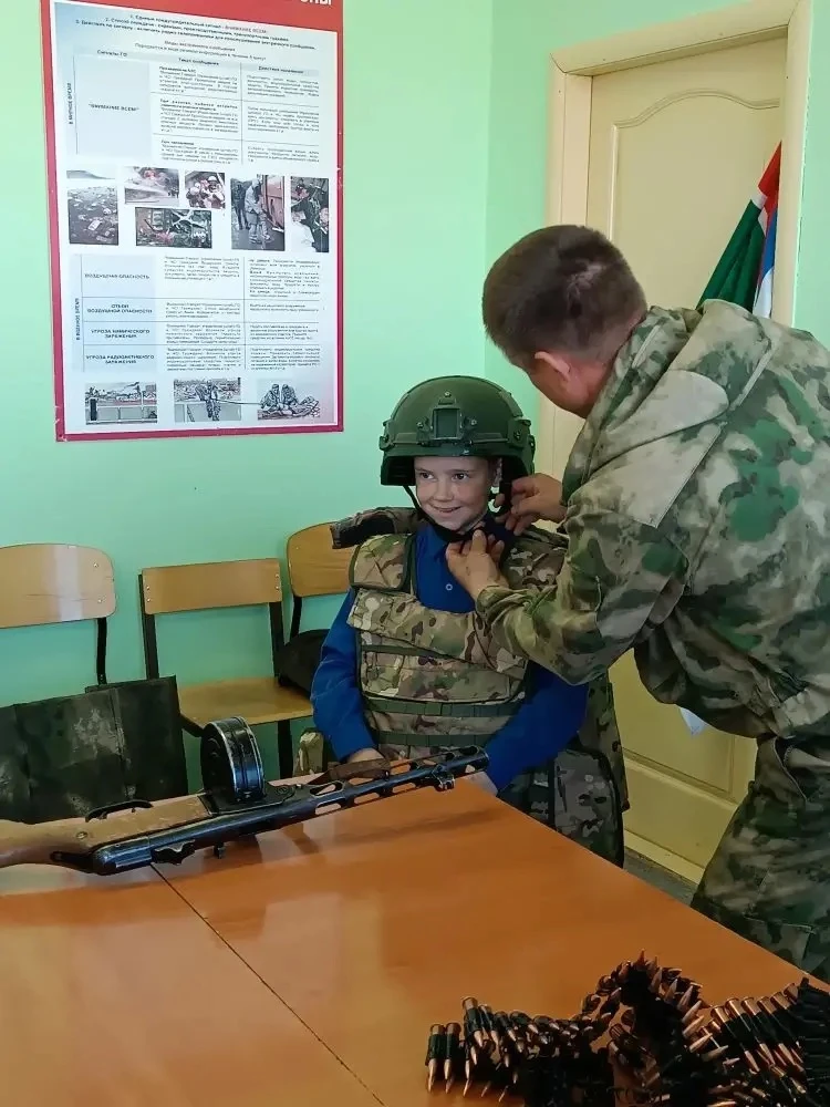 🛡️ В Бердюжской школе продолжается выставка вооружения и экипировки, организованная местным отделени