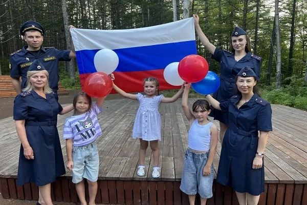 Сотрудники УИИ и их семьи развернули флаг в парке «Янтарный» 🇷🇺