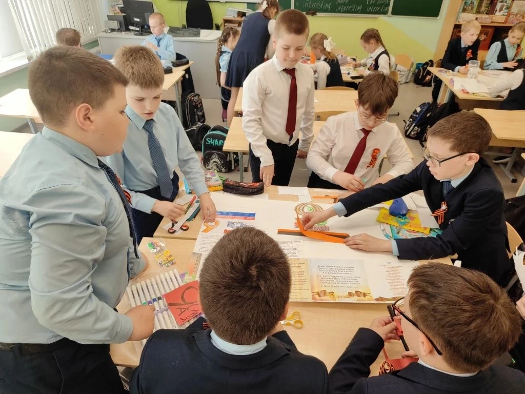 🎖️Подвиг глазами детей🎖️  🎖️Обучающиеся 4 «Б» класса подготовили плакаты, посвящённые Великой Победе