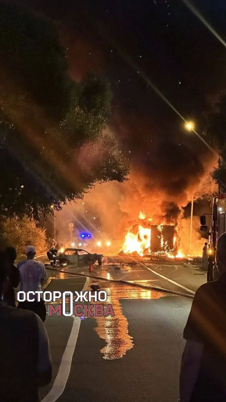 BMW вспыхнул после столкновения с фурой на Калужском шоссе — предварительно, один человек погиб.

На