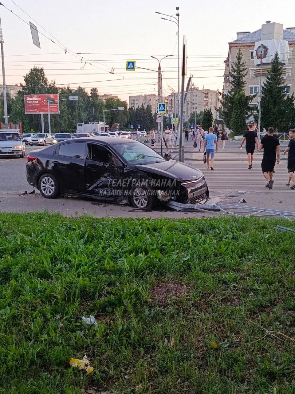 ⚡️Жесткое ДТП в эти минуты на Даурской — одну из легковушек от столкновения выбросило н...