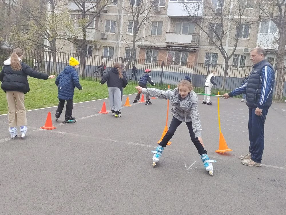 🛼 НЕДЕЛЯ ФИЗИЧЕСКОЙ КУЛЬТУРЫ.💪 ПОЛОСА ПРЕПЯТСТВИЙ НА РОЛИКАХ 🛼   🌟 14 апреля 2026 года в МАОУ «ШКОЛА