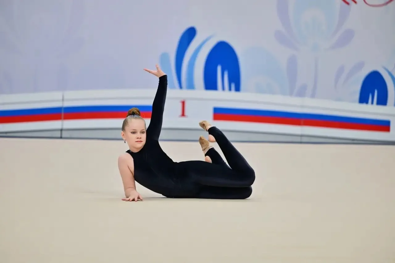 Однотонный комбинезон для художественной гимнастики.