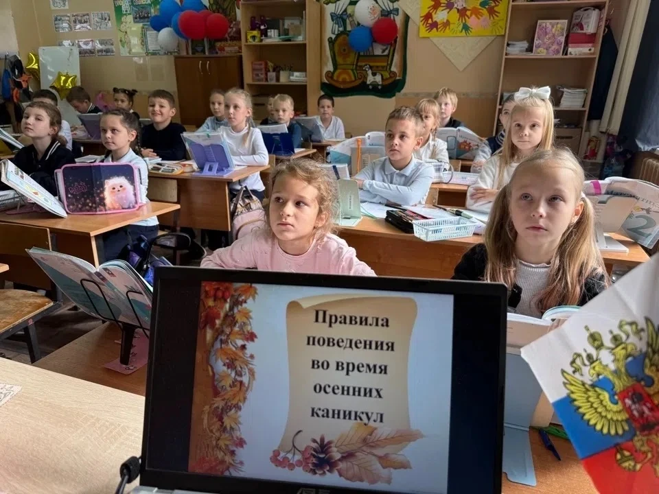 🍂🛡️ КЛАССНЫЕ ЧАСЫ ПО БЕЗОПАСНОСТИ И ЗДОРОВЬЕСБЕРЕЖЕНИЮ - ЗАБОТА О КАЖДОМ! 🚸👨‍👩‍👧‍👦