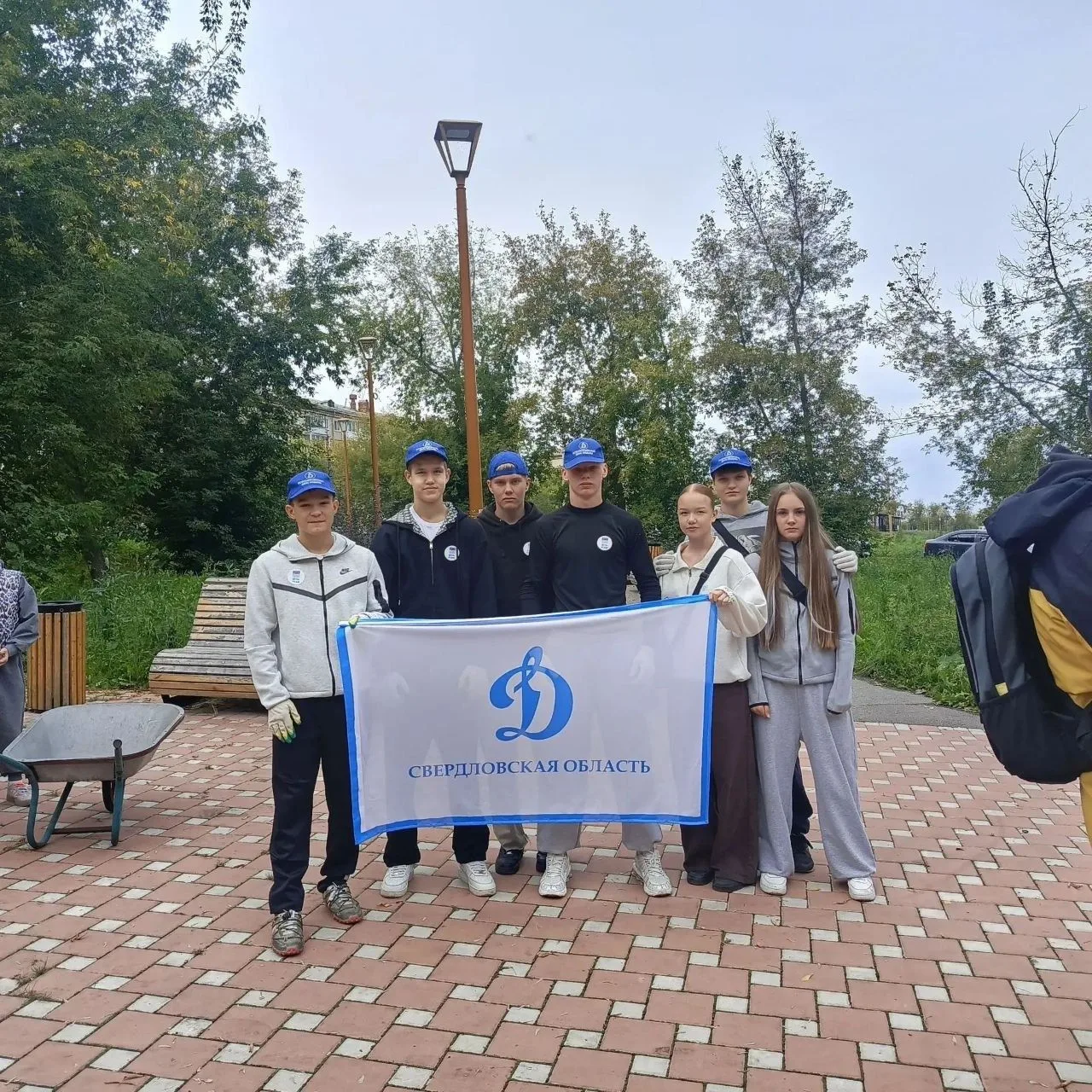Команда юных боксеров приняла участие в экологической акции на берегу Исети