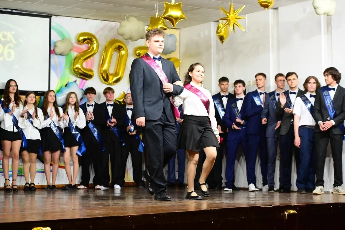 🔔 Сегодня в школах Новотроицка прозвенел последний звонок для выпускников.  Руководители Уральской С