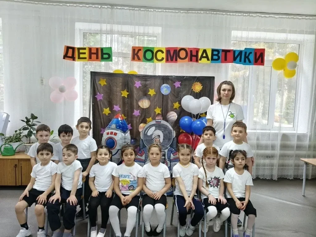 В средней группе"Солнышко" прошло спортивное развлечение "Полёт в космос" посвящённое Д...