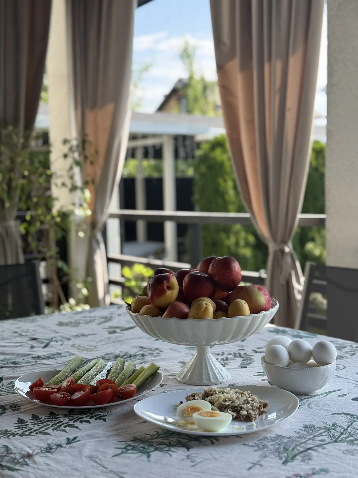Любимая гречка с пармезаном, яйцом и овощами на завтрак, вокруг цветущий сад, температура 28 градусо