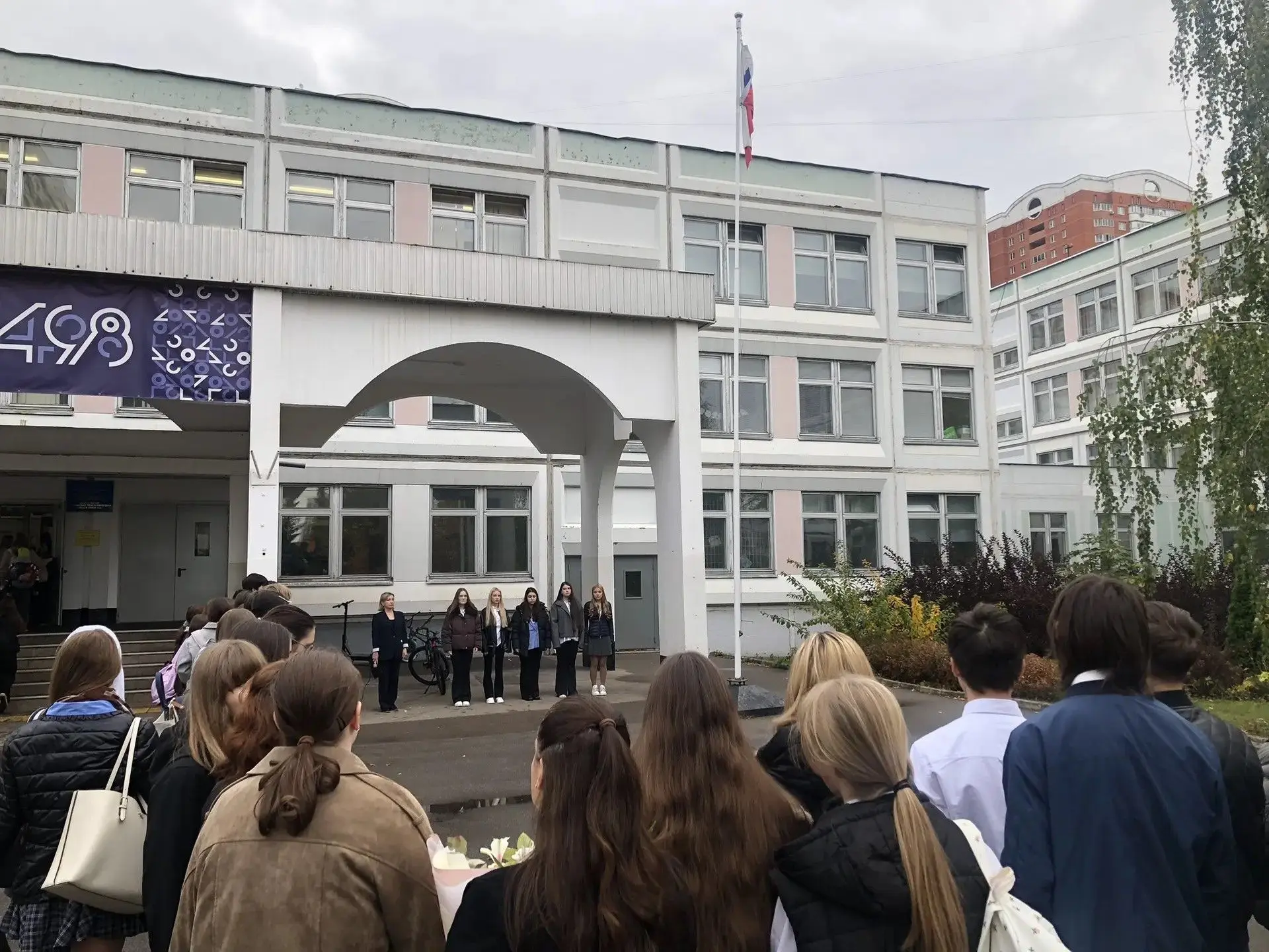 Сегодня в Школе №1498 учебная неделя началась с традиционной церемонии поднятия Государ...