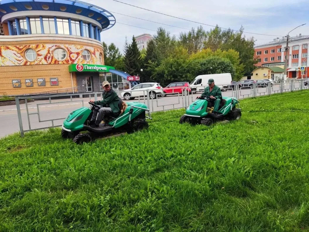 В Барнауле продолжается покос травы на общественных территориях