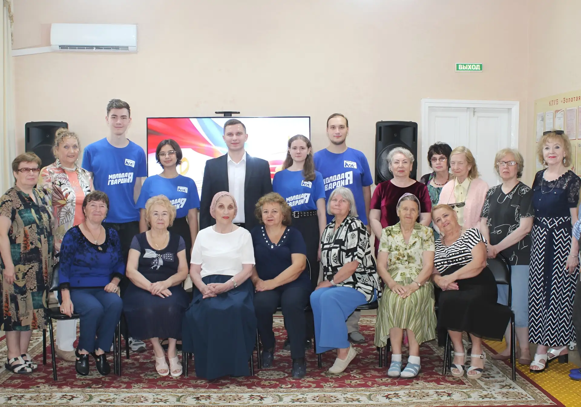 В Центре социального обслуживания состоялся концерт "Мы единое целое", посвященный Году единства нар