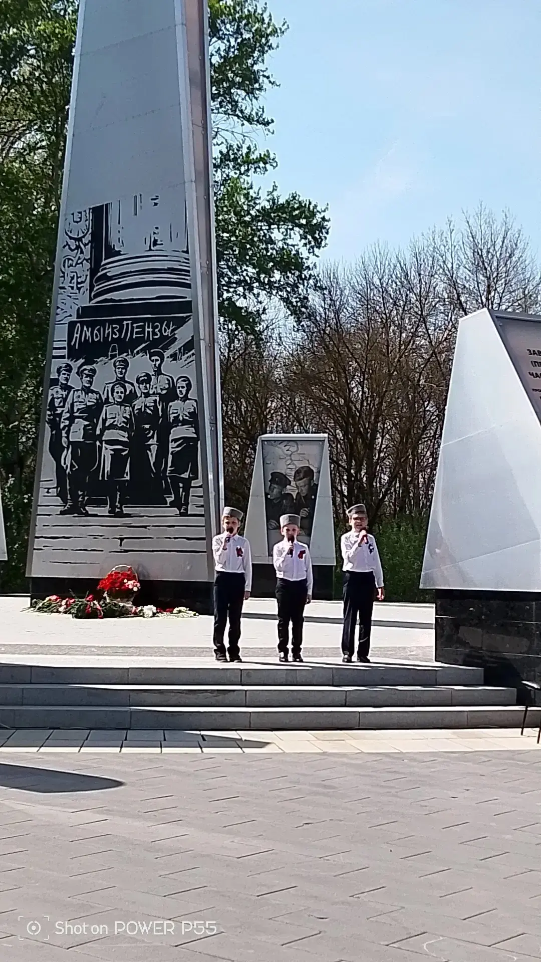 9 мая обучающиеся нашей школы Владимир (6В) и Анатолий (3В) Володины приняли участие в праздничном к