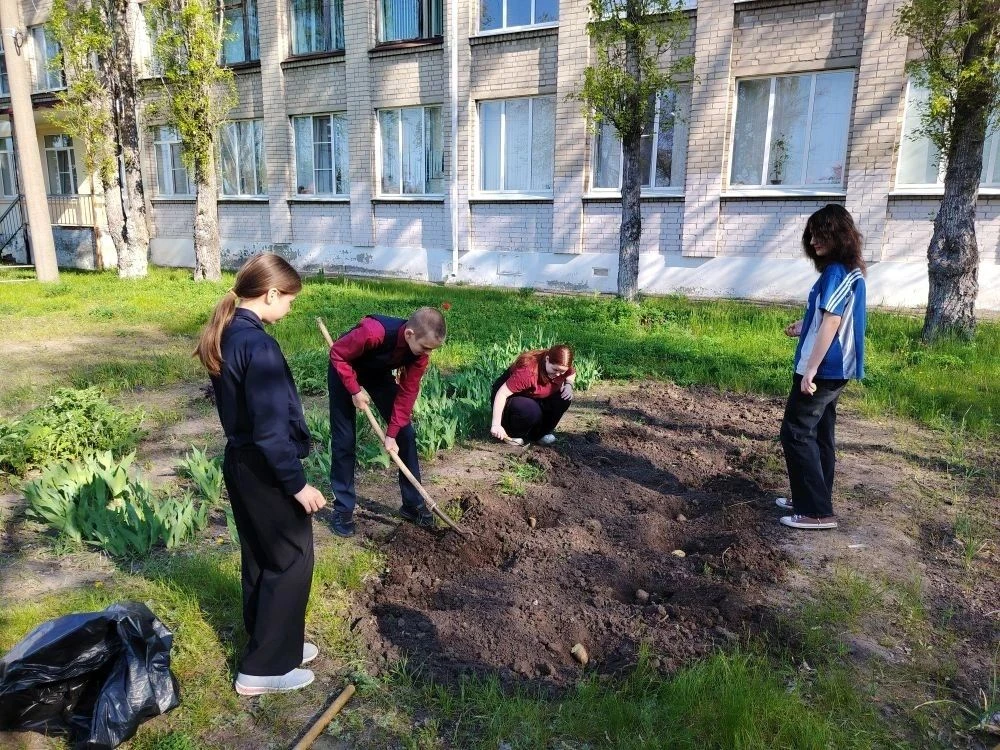 🌿ПОСАДОЧНЫЕ РАБОТЫ НА УЧЕБНО-ОПЫТНОМ УЧАСТКЕ С наступлением теплых солнечных дней на учебно-опытном 