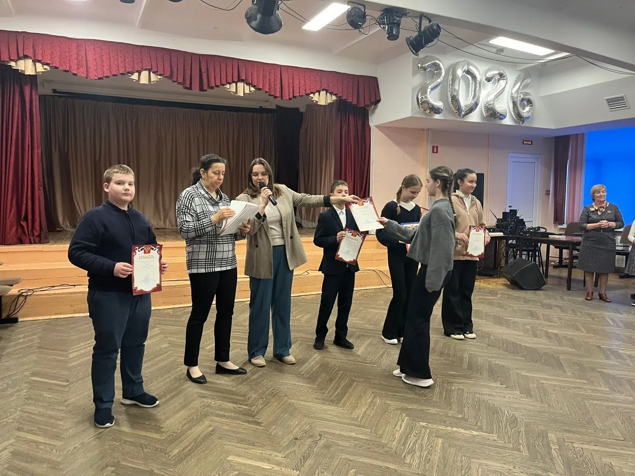 /ЛИНЕЙКА НАГРАЖДЕНИЯ/  Наша школа вновь наполнилась гордостью и радостью благодаря талантливым учени