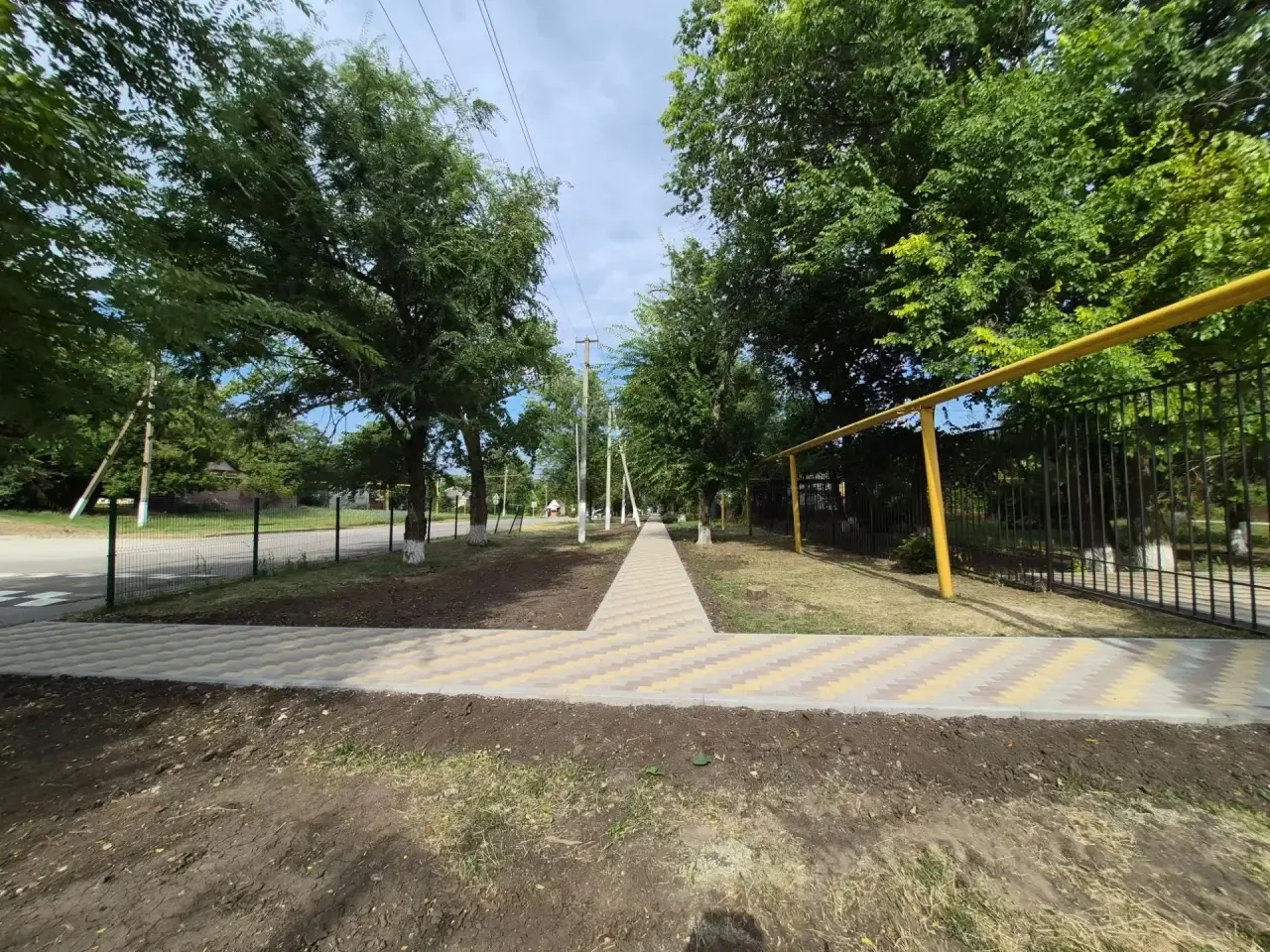 В с. Султан подходят к завершению работы по обустройству тротуара по ул. Ленина , остановочной площа