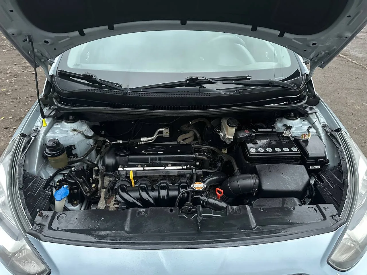 Hyundai Solaris 2011 год в отличном состоянии.1.6 Автомат,подогрев  сидений, кондиционер (заправлен)