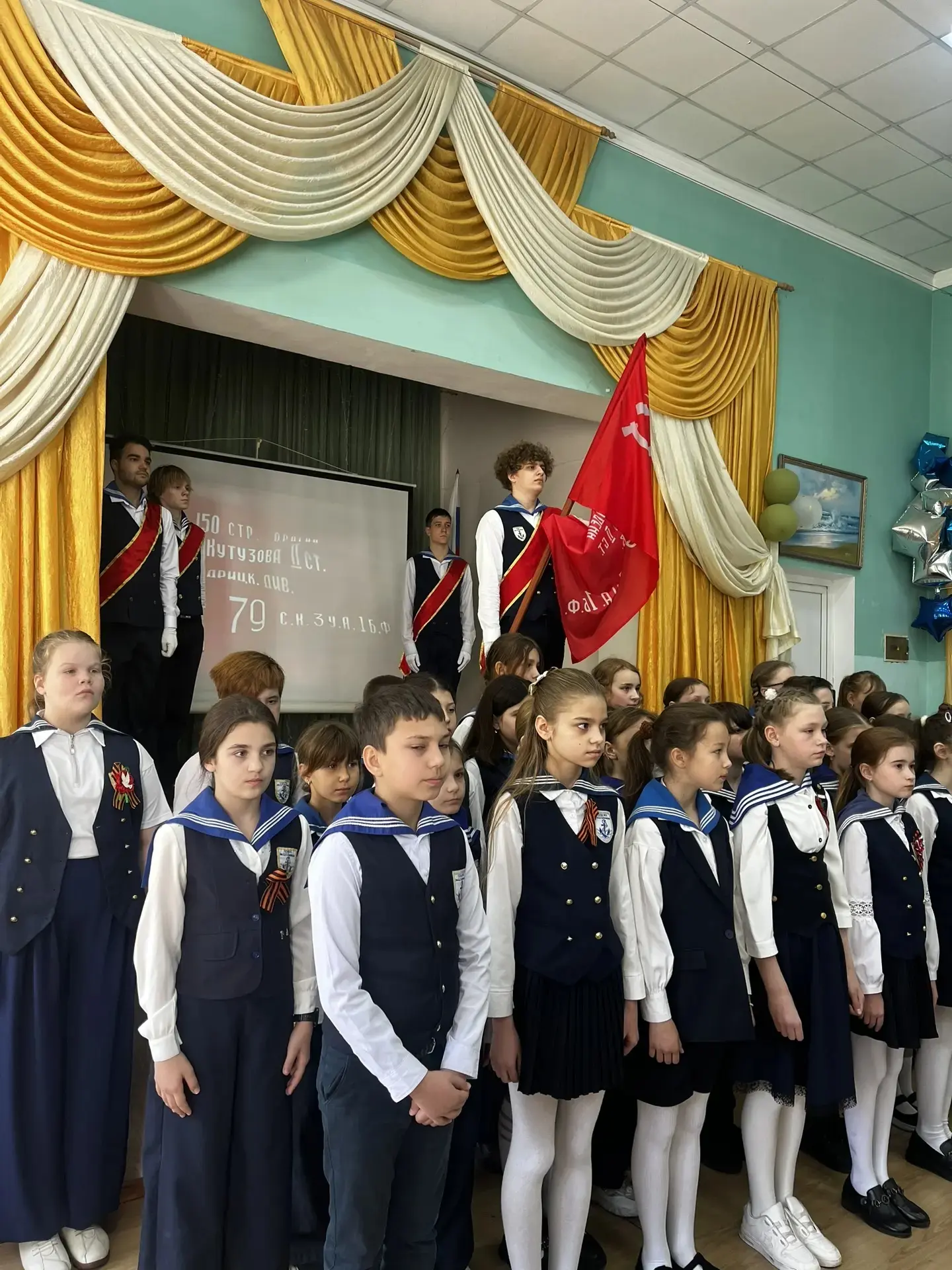 🧑‍🏫 Сегодня в стенах нашей школы царит особая атмосфера — атмосфера глубокого уважения, памяти и гор