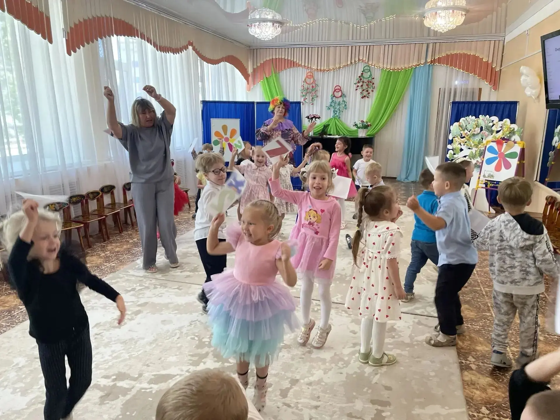 👫🌍🍁Наступил сентябрь, а вместе с ним и самый первый праздник в новом учебном году - ...