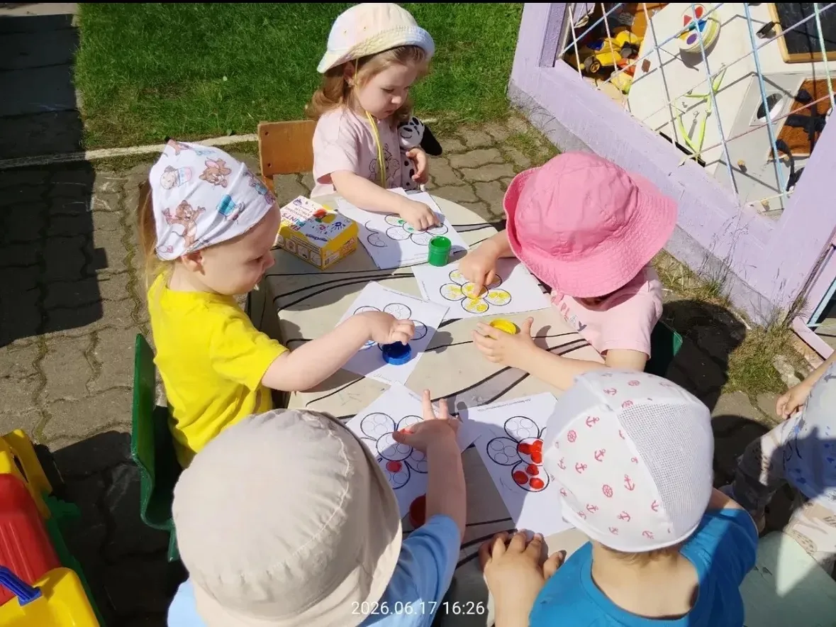 Как прекрасны все цветы! 🌸
А со мной согласен ты? 😊
Вся природа дивным цветом
Расцвела. Спасибо, Л