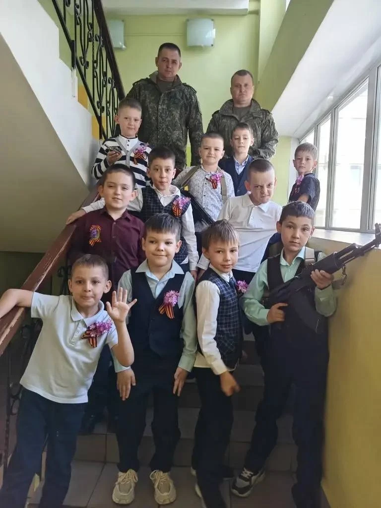 В 1«В» классе МБОУ "СОШ  N35" прошёл урок Мужества, который запомнится всем надолго! У нас в гостях 