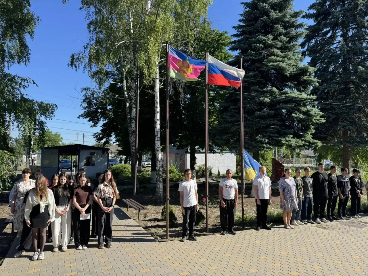 Сегодня в техникуме прошла последняя в этом учебном году еженедельная линейка с поднятием флагов🇷🇺
