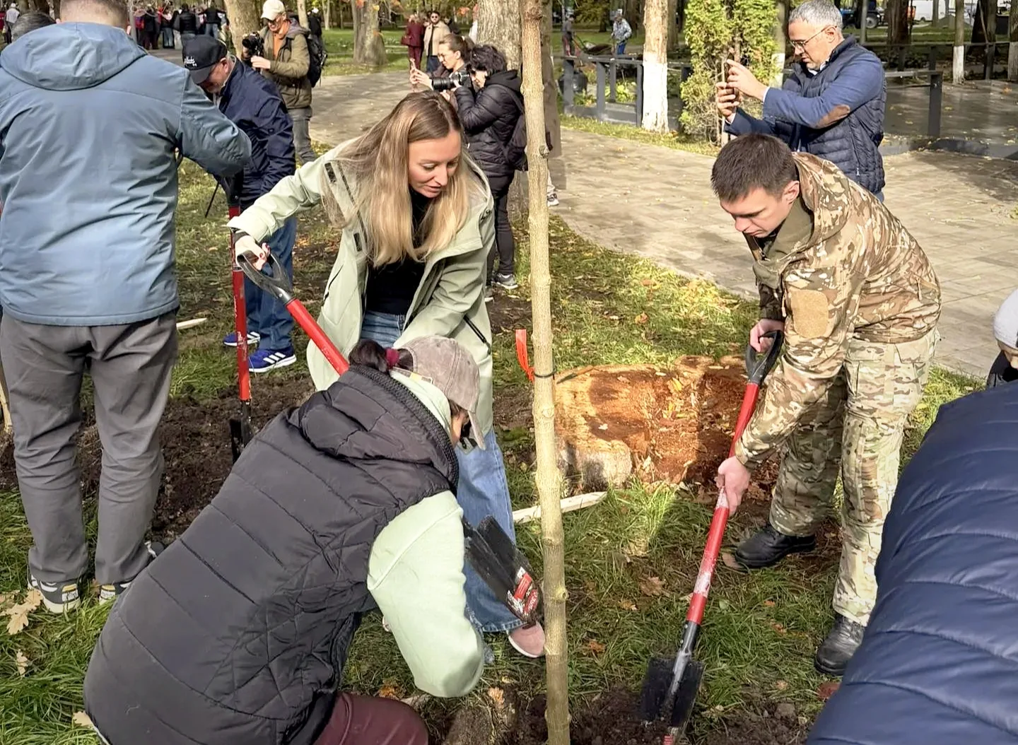 Оставить после себя добрый след, посадить дерево и своими руками сделать родной город е...