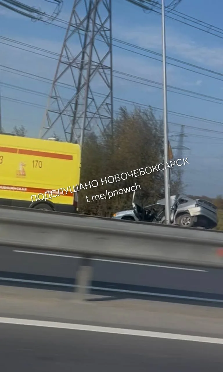 Сегодня днем около 15-00, ВАЗ-2114 влетел в столб при выезде из Новочебоксарска.