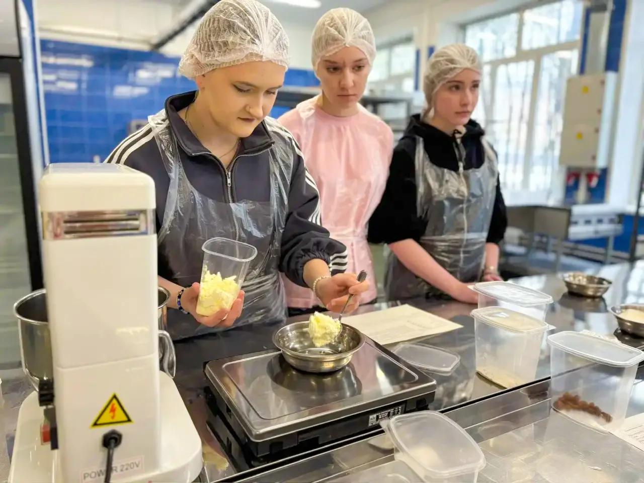 Профессиональные пробы: кондитерское дело👩🏻‍🍳  Ученики 9-х классов побывали в Пищевом колледже № 33,