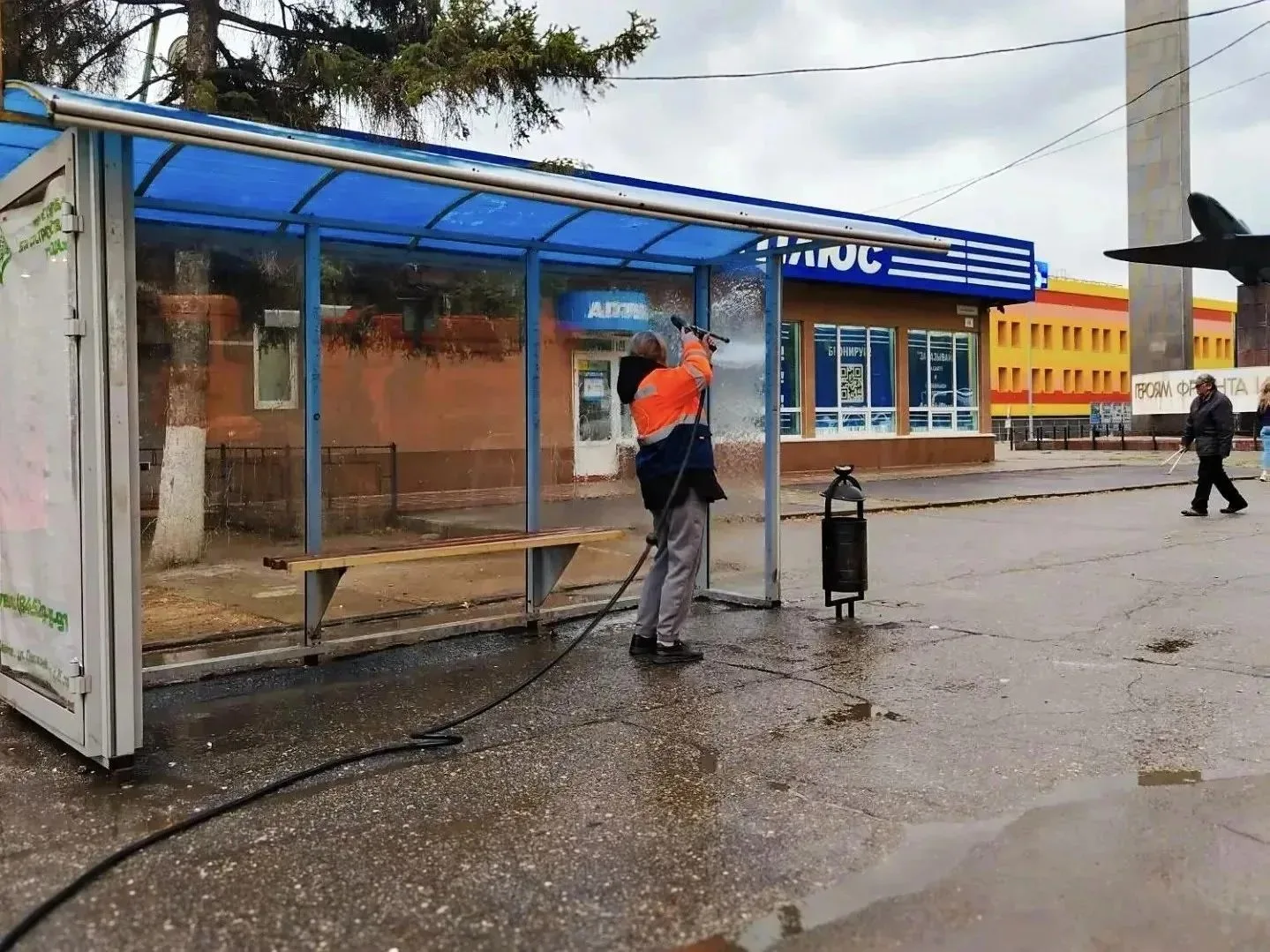 ​На проспекте Энтузиастов моют остановки