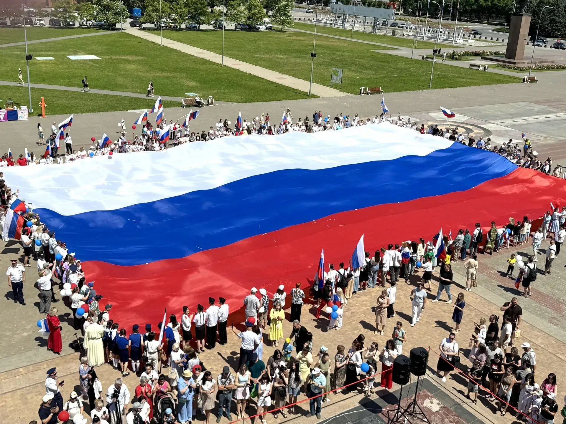 🇷🇺 День России в нашем городе

Сегодня ученики и сотрудники нашей школы присоединились к городской