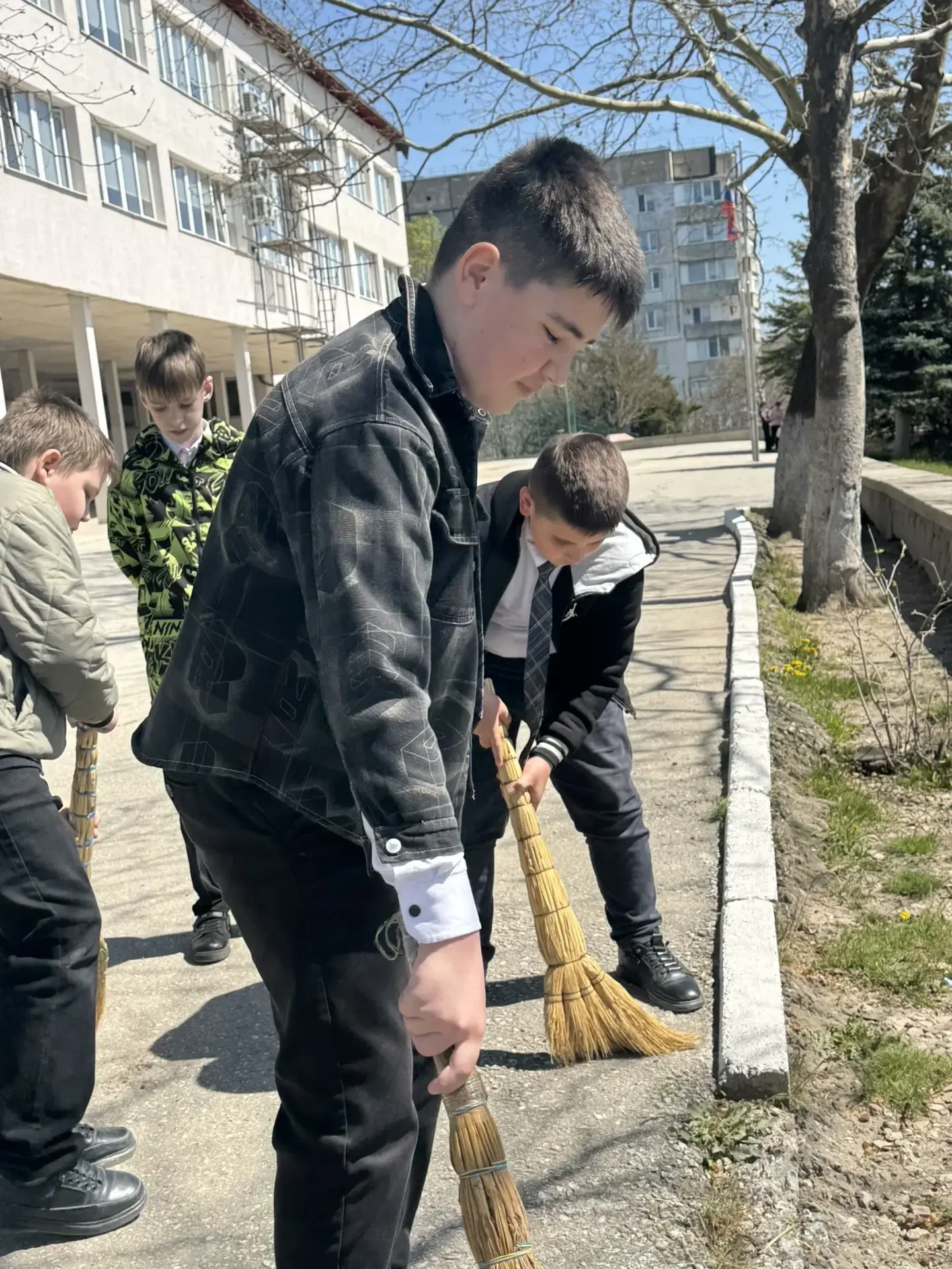 Готовимся к 1 Мая с пользой! Ученики 5 - Д класса вместе с классным руководителем Шехмамбетовой Алим