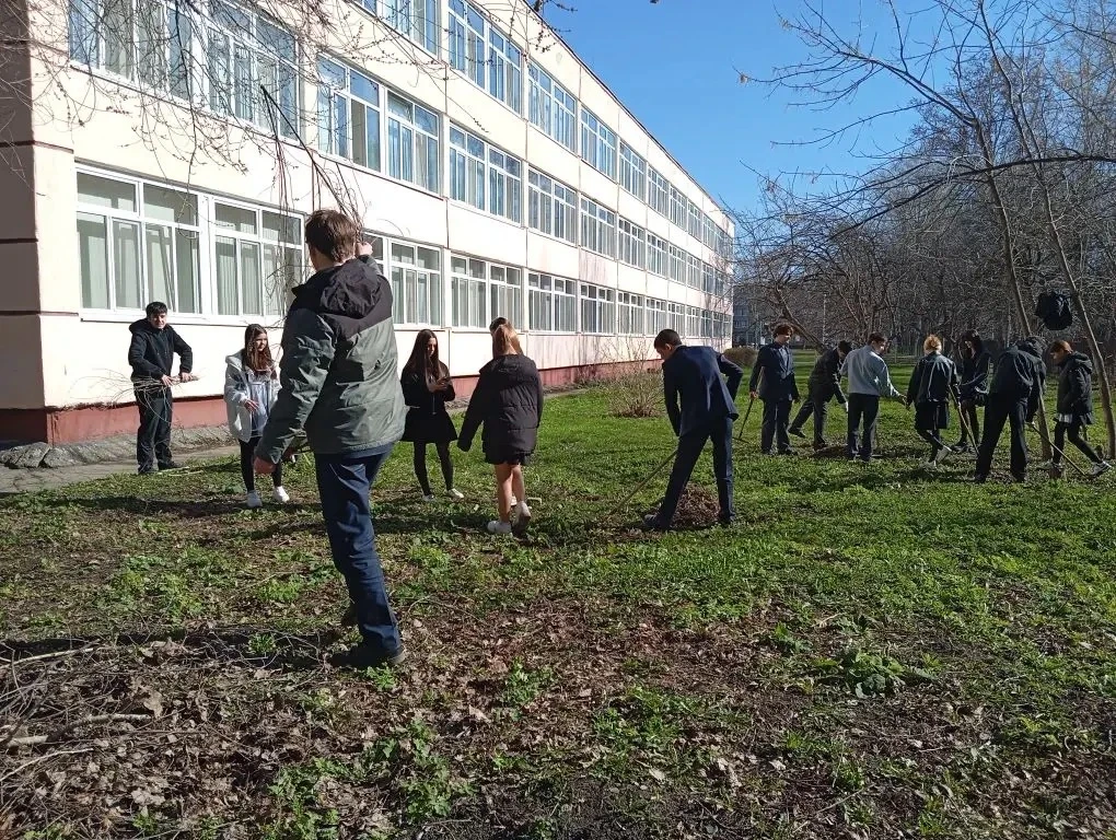 🧹 Субботник — дело доброе и нужное!  Второй день в 1 и 2 корпусе нашей школы все дружно выходят  на 