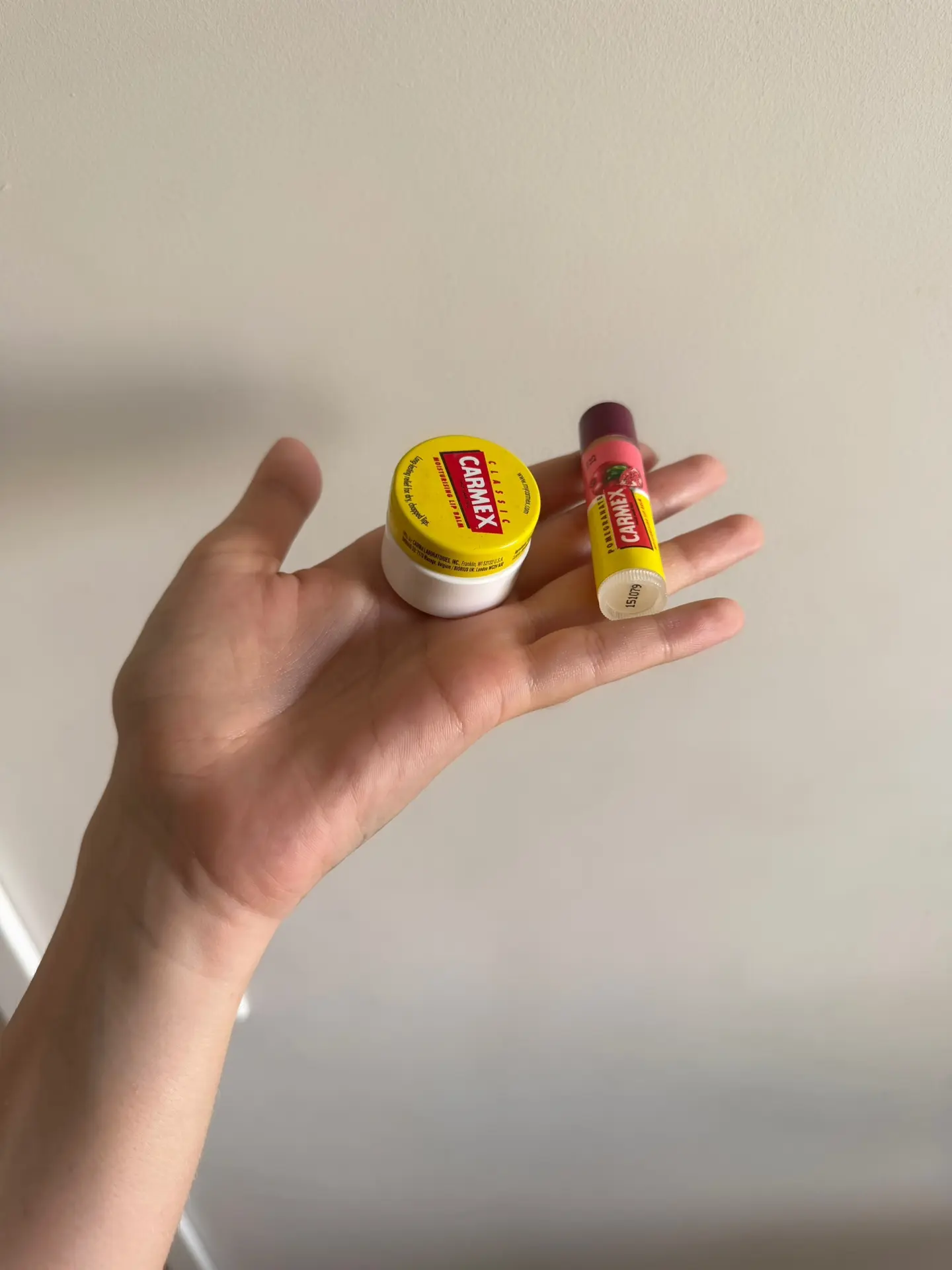 Я не знаю одна ли я такая, но я мажу Carmex только когда на губе вскочит прыщ или герпес. На ранней 