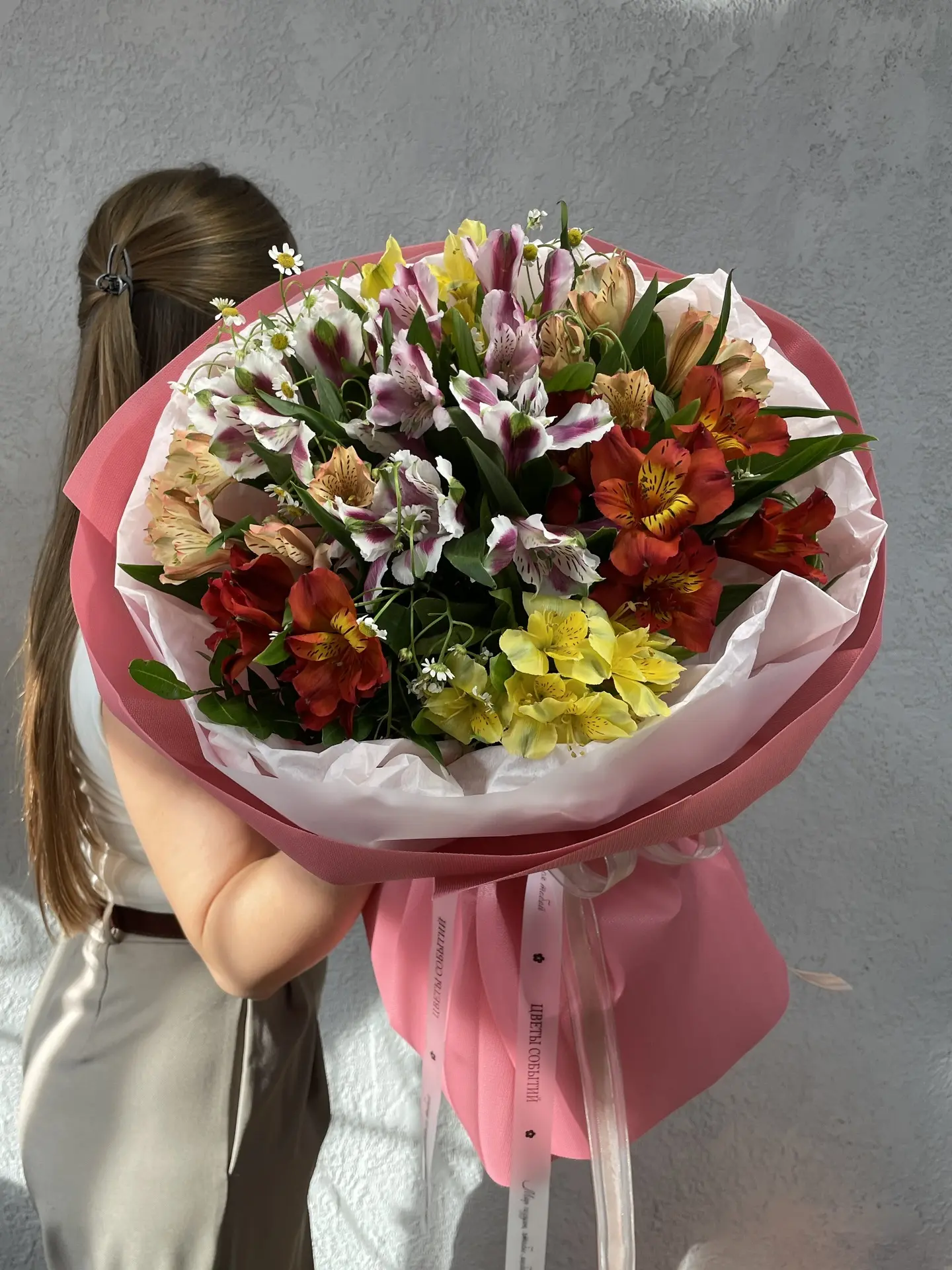 Яркая альстромерия в сочетании с ромашкой 🌸