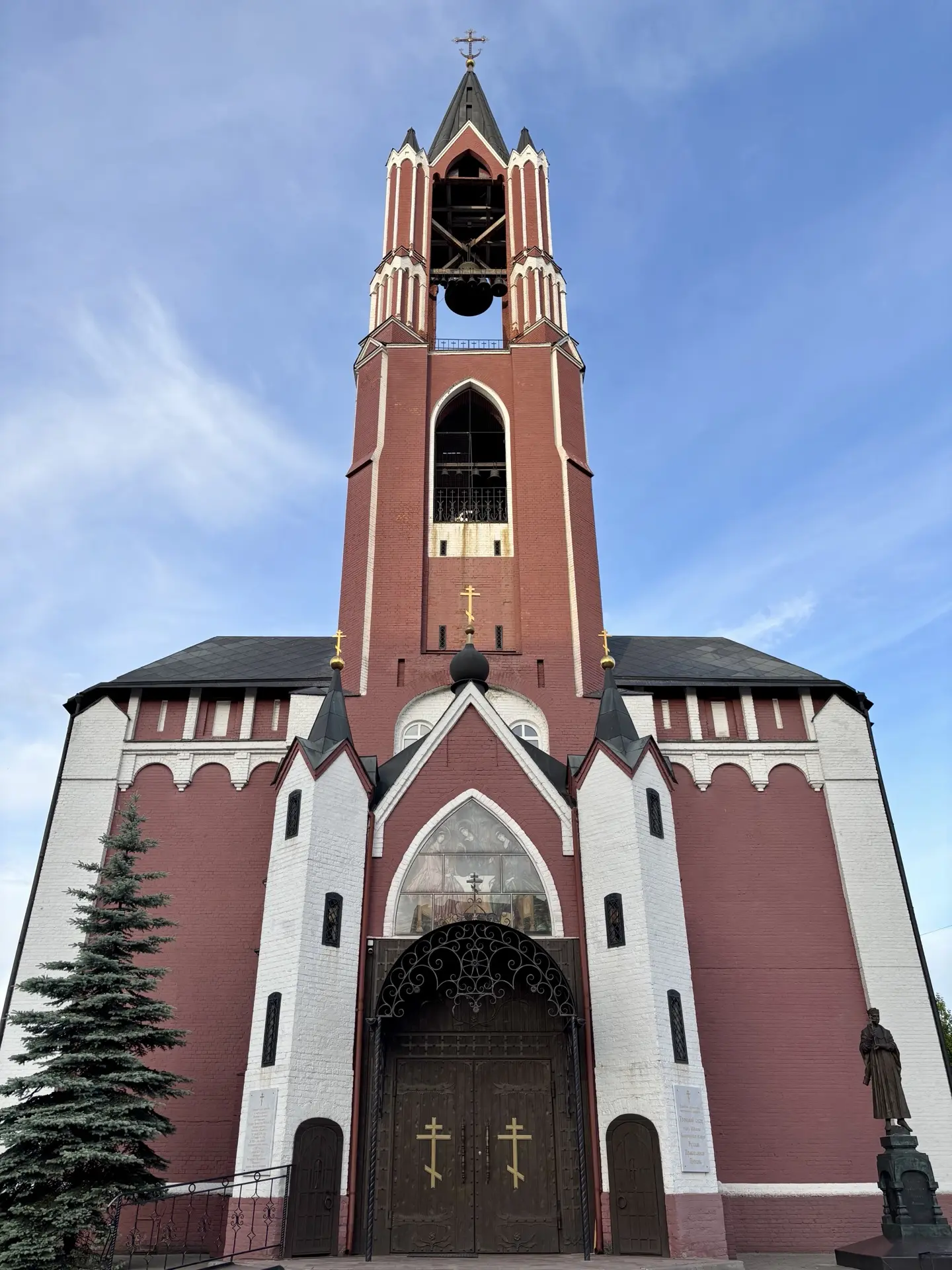 У православных христиан — Троица, или, иначе, Пятидесятница. Дух Святой сошёл на апостолов, открыл и