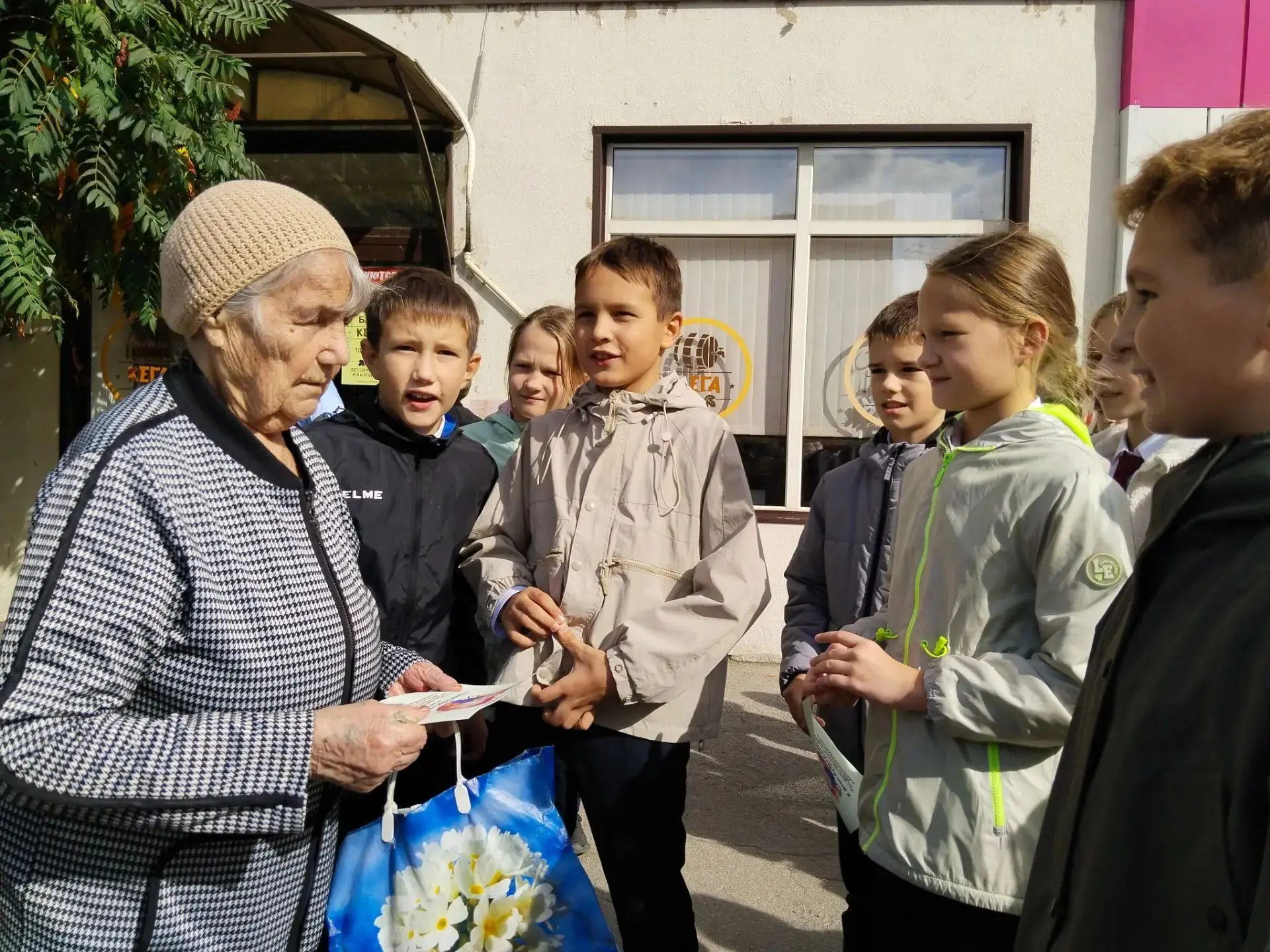 Тёплый день добрых дел: учащиеся гимназии поздравили  с Днём пожилого человека! 🎉