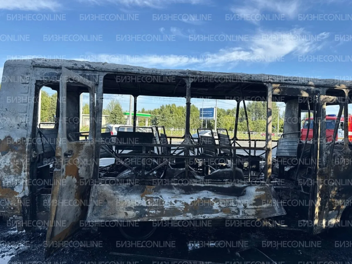 В Казани на улице Краснококшайской загорелся вахтовый автобус.

На место прибыли собственники машины