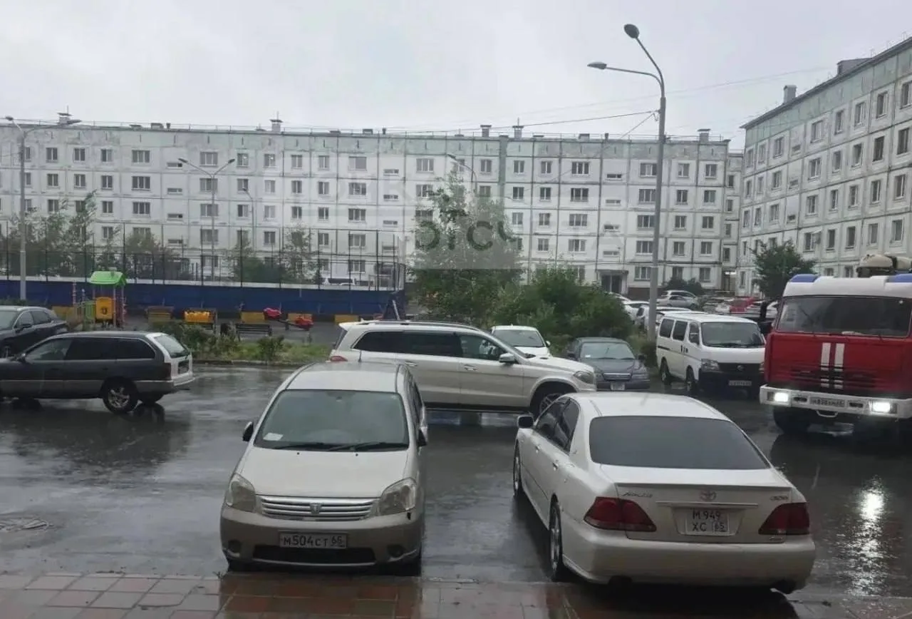 🚨Пожарные в Южно-Сахалинске не смогли добраться до многоэтажки из-за автомобильного "х...