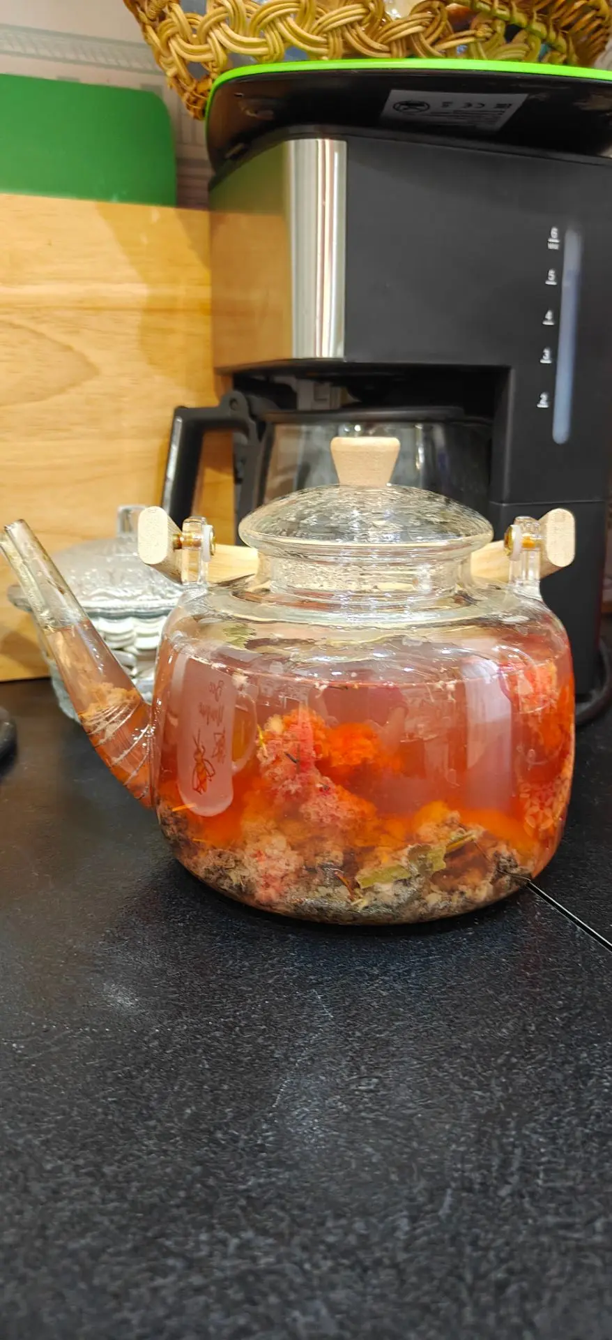Сегодня у нас вкусный витаминный чай : иван-чай, листья малины, малина и мёд 🫖.