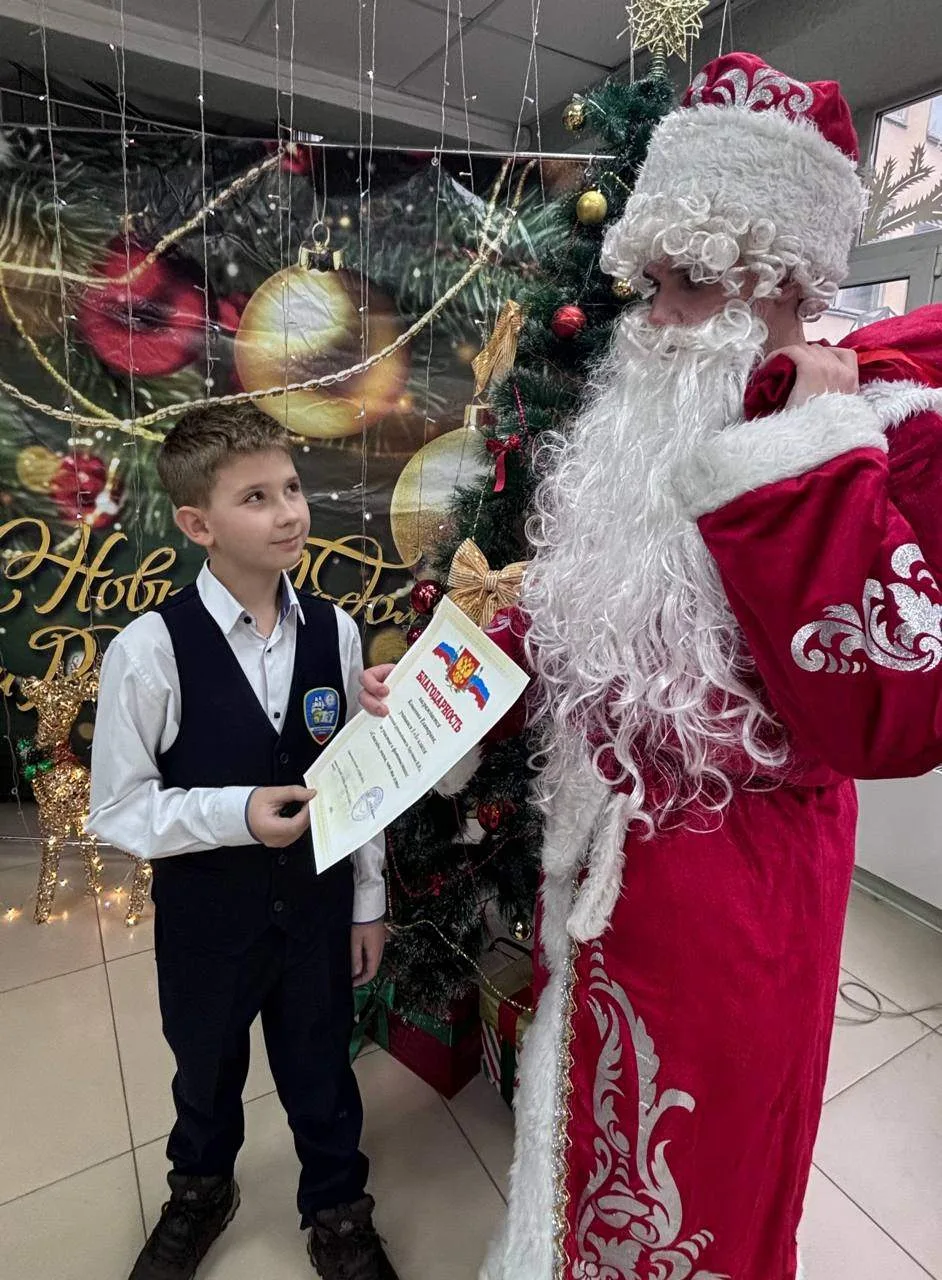 🎄 В нашей школе начались новогодние чудеса! 🎄Праздничное волшебство уже стучится в двери нашей школы