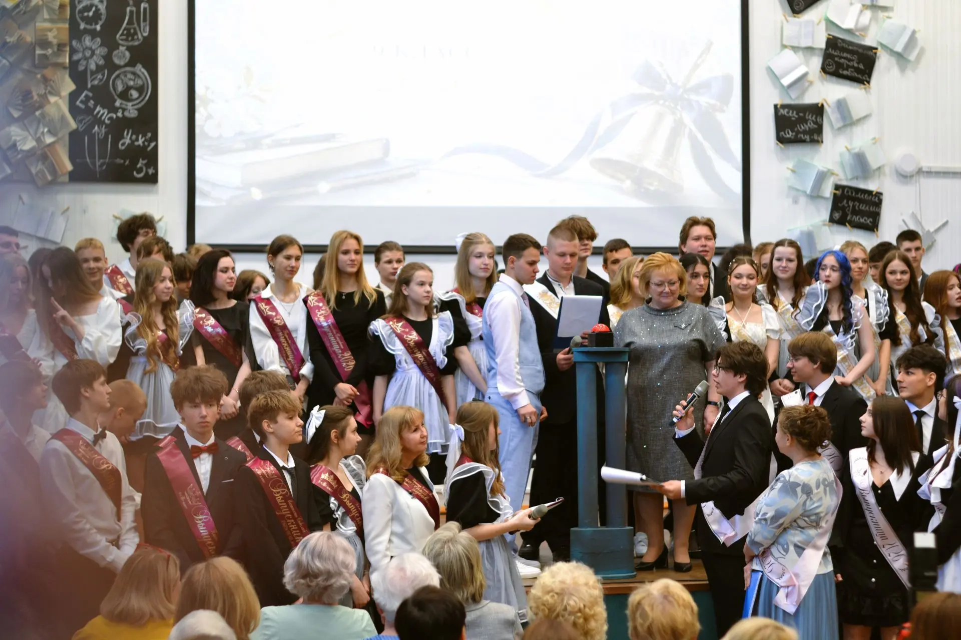 🎓 Последний звонок для 9-х классов!  Сегодня на учебной площадке ул. Ген. Хазова прозвенел последний