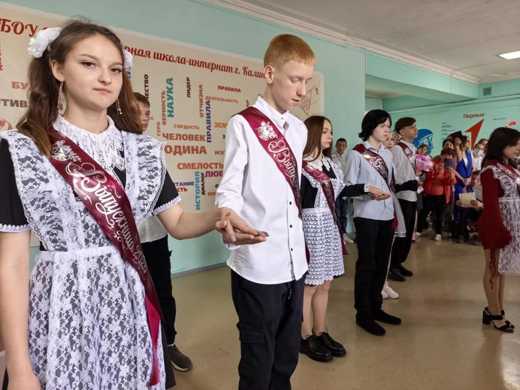🎉 Он всё-таки прозвенел! Несмотря на нетрадиционный формат, последний звонок получился очень искрен