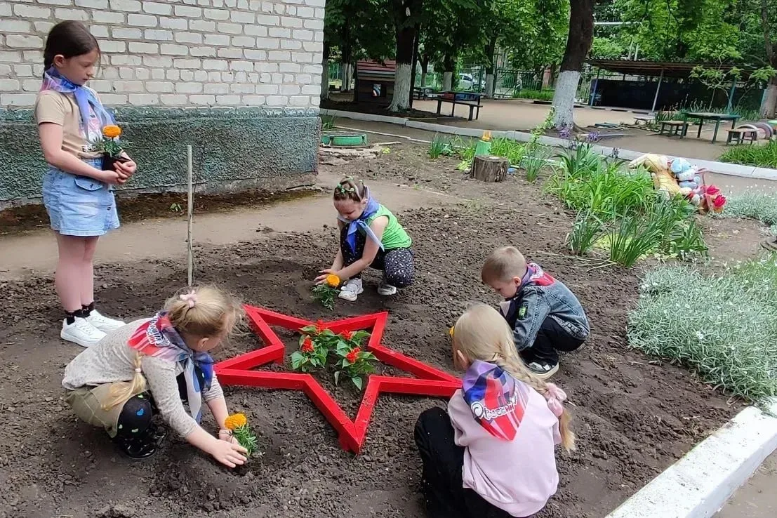 🌱 В Краснолучском округе дети и подростки доказали: память о героях живет в добрых делах. Юные патри