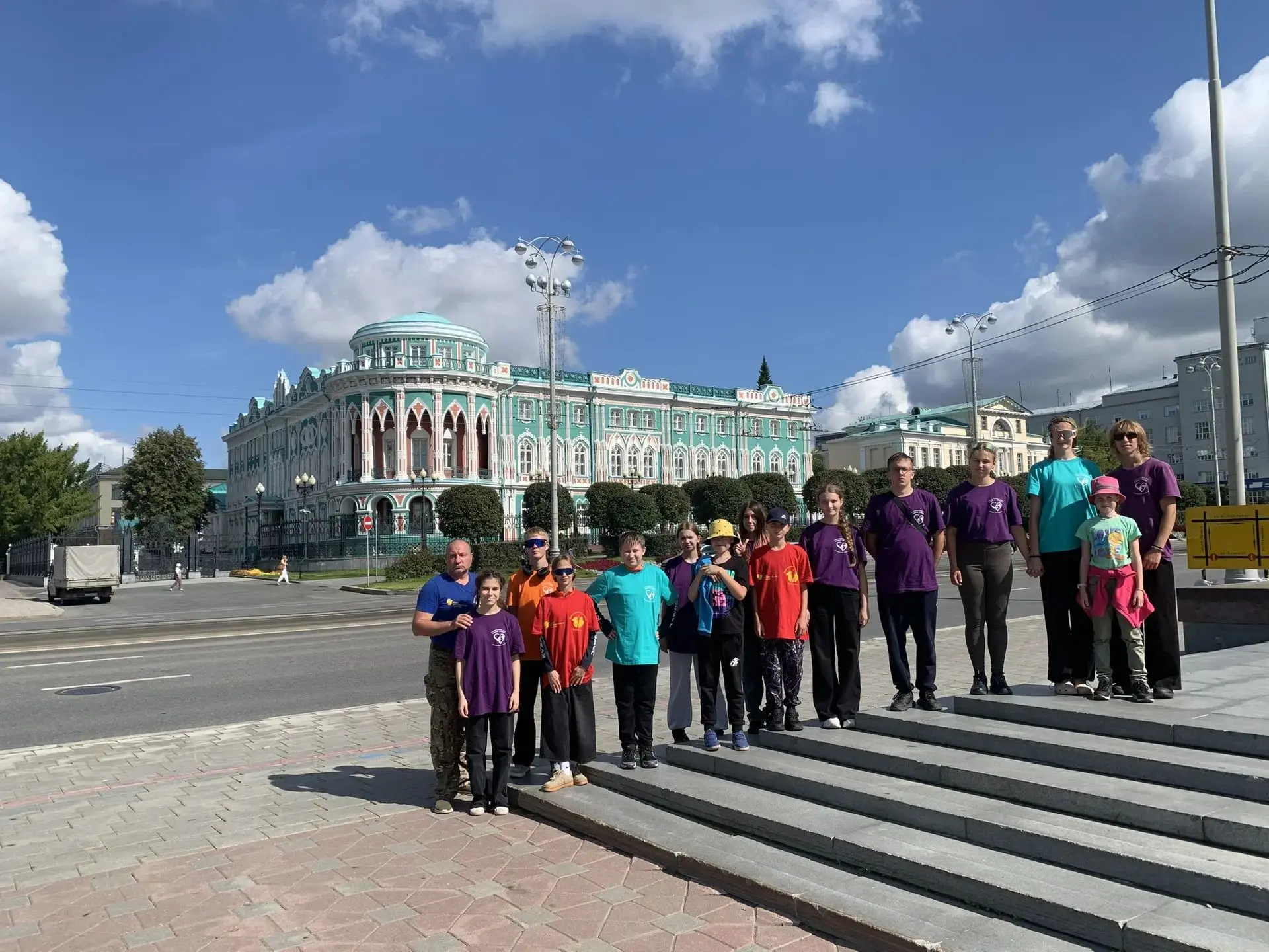 Участники проекта "Нас огромный мир зовёт в поход", который является победителем конкур...