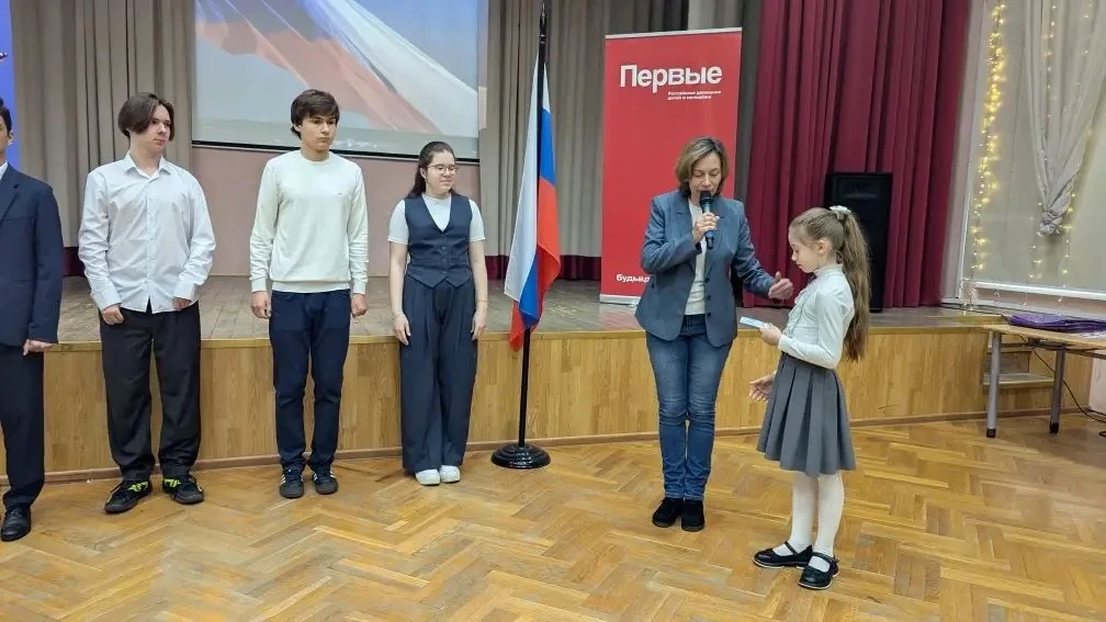 🇷🇺 Новая учебная неделя в нашей школе началась с традиционной торжественной церемонии выноса флага Р