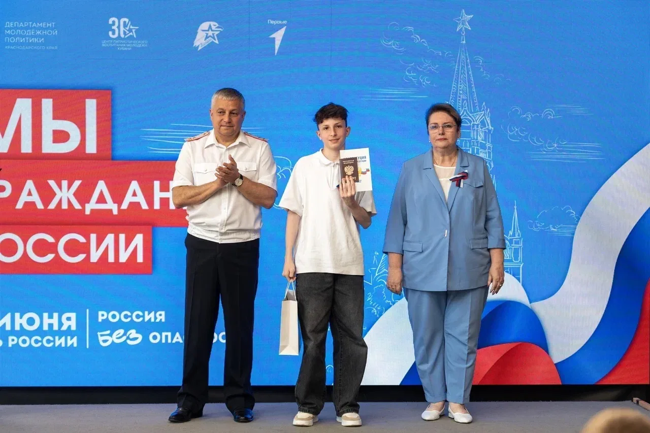👏 Их первый и самый главный в жизни документ

В преддверии Дня России вручила школьникам паспорта в