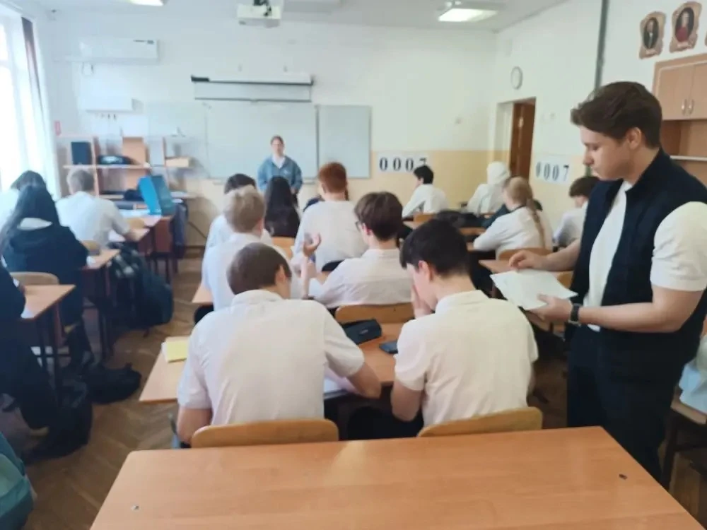 Для учащихся 8-х классов студенты КубГУ и Академии правосудия провели информационную беседу о дроппи